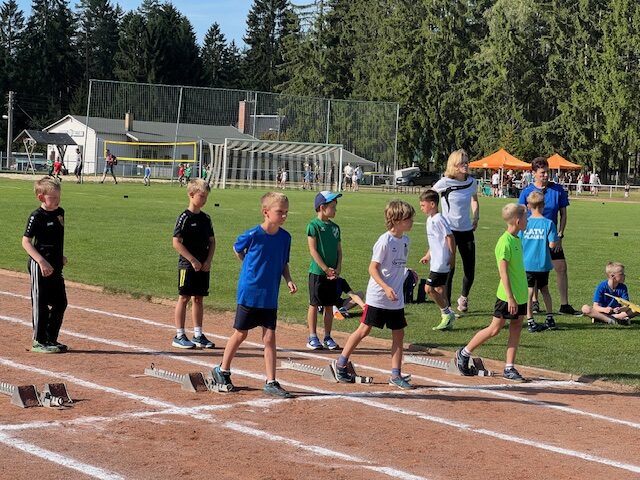 Junge Leichtathleten warten auf den Start des Sprintwettbewerbes