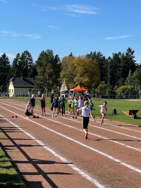 Tartanbahn Sportplatz Syrau mit Teilnehmern des Wettkampfes