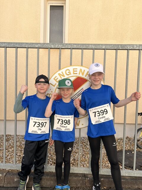 3 Kinder der Abteilung Leichtathletik der SG Jößnitz freuen sich auf den Lauf beim Göltzschtalmarathon