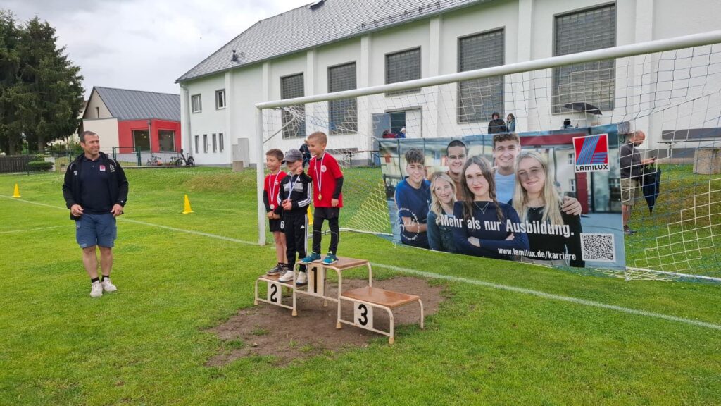 Siegertreppchen zum 8. LAMILUX Kinder-Leichtathletik-Sportfest der SG Jößnitz mit dem Sponsor