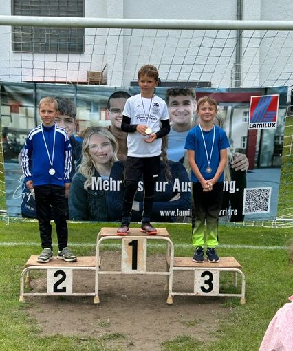 Siegertreppchen zum 8. LAMILUX Kinder-Leichtathletik-Sportfest der SG Jößnitz