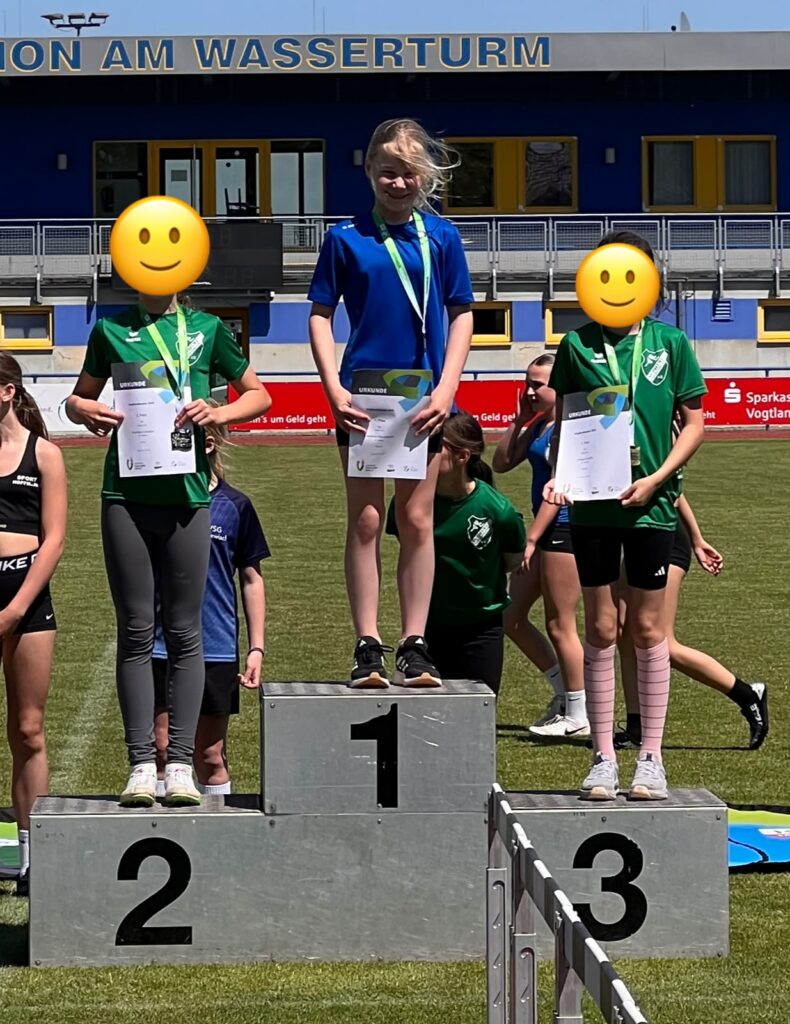 Siegerpotest bei den Vogtlandspielen 2026, eine Athletin der SG Jößnitz ist die schnellest und holt Gold
