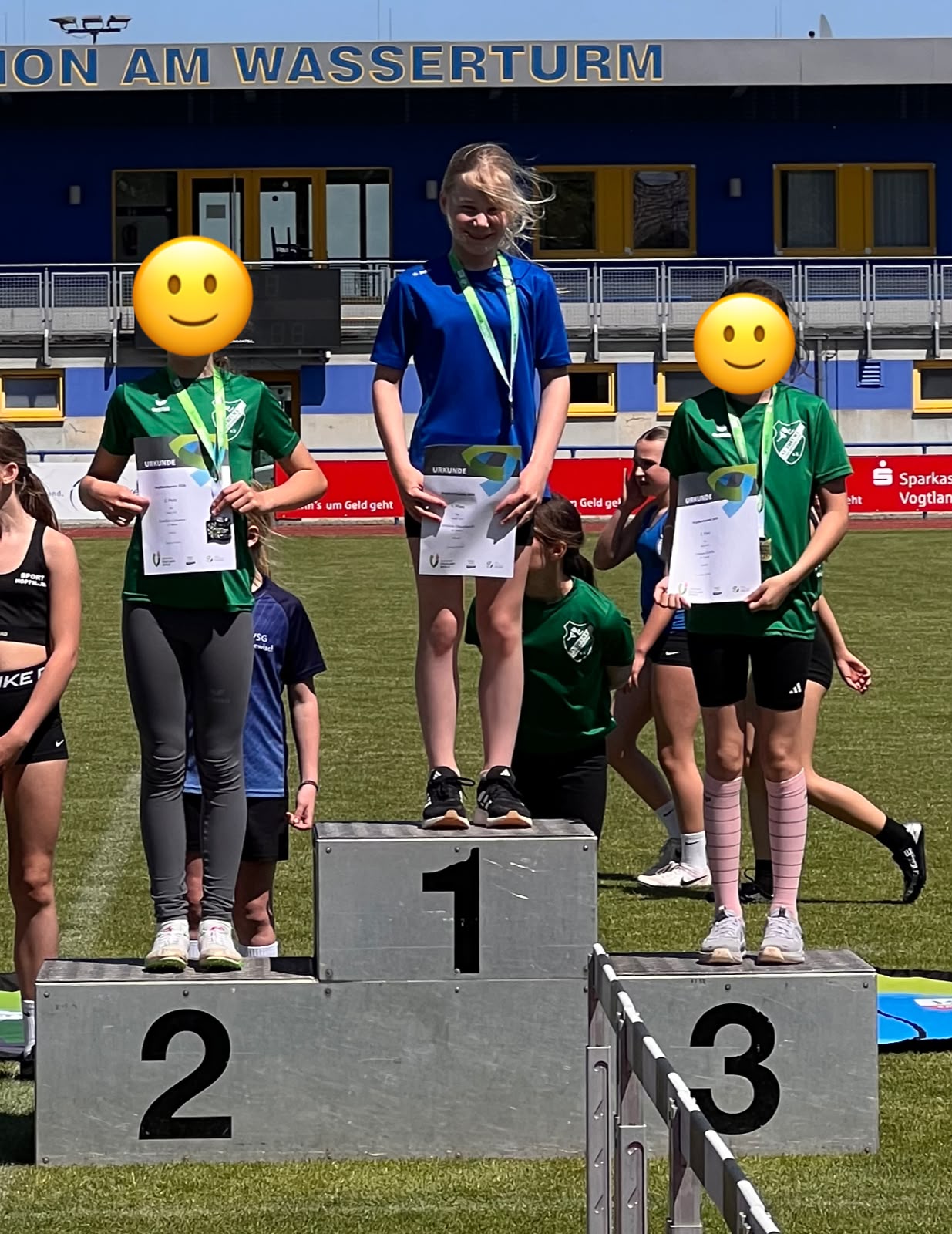 Siegerpotest bei den Vogtlandspielen 2026, eine Athletin der SG Jößnitz ist die schnellest und holt Gold